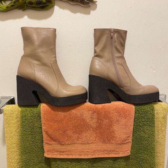 Gently Used! Jeffrey Campbell *KARTINI* Platform Boots in Taupe, Size 9. Cute!!! - Picture 2 of 15